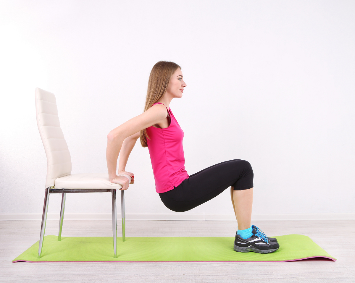 8 exercices fitness et musculation à réaliser avec une chaise !