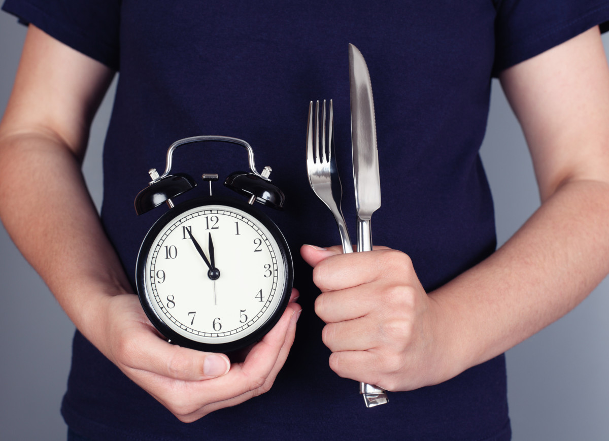 Vous mangez vite ? Voici les conséquences sur votre corps et votre poids