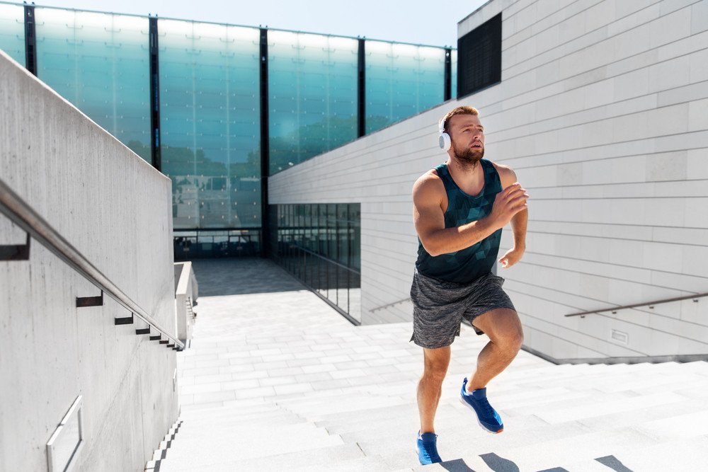 Niveau intermédiaire : développez votre résistance musculaire dans les escaliers Niveau débutant : brûlez vos graisses en faisant du sport dans l’escalier pour mincir